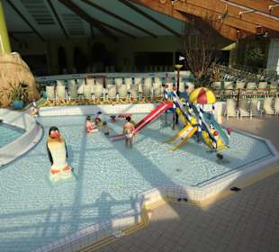 Kinderbecken mit Rutsche