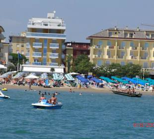 Blick auf Strand und Hotels