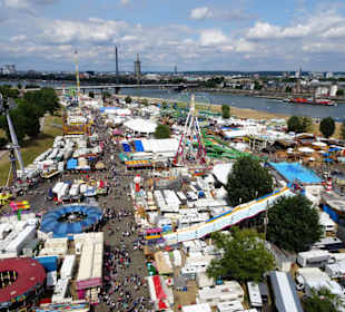 Blick vom Riesenrad auf die Rheinkirmes