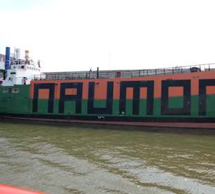 Das Theaterschiff am Vinckekanal