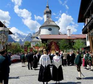 Fronleichnamsprozession vor der Kirche St. Martin