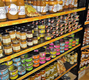 Blick in Regale und Kühltresen bei Anchois Roque