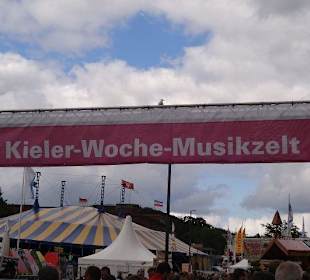 Zum Musikzelt