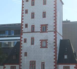 Blick vom Jockel-Fuchs-Platz auf den Eisenturm