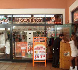 Hooters Miami Bayside