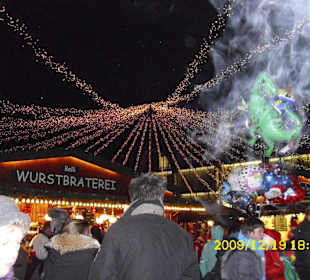 Lichterkette über dem Weihnachtsmarkt