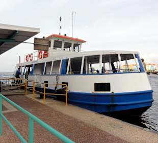 Hafenfähre bei geöffneter Brücke