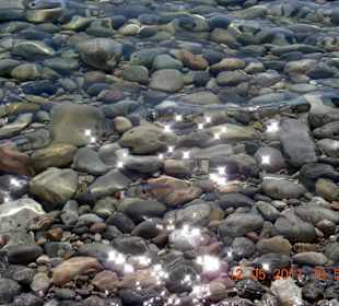 Der Zauber der Sonne spiegelt sich am Ufer