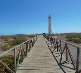 Steg durch Salinen zum Strand