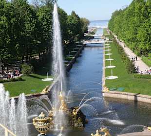Giardino e fonte a Peterhof