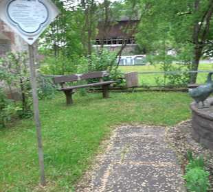 Taubenbrunnen bei der Kirche