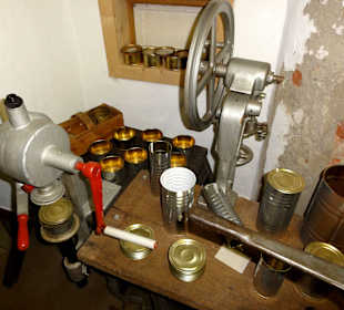 Dosenbefüllung im Schlachtereimuseum