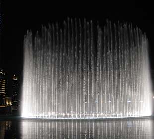 Wasserspiele vor dem Burj Khalifah