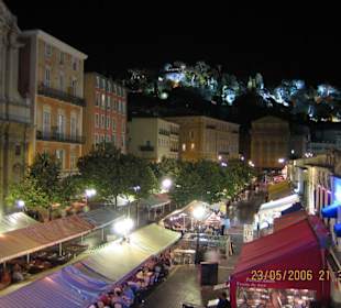 Der Marktplatz von Nizza an einem Sommerabend