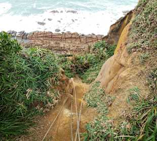 Blick herab an einer steilen Felsklippe