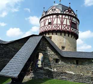 Hinter Durchgang ist Zugbrücke zum "Roten Turm"