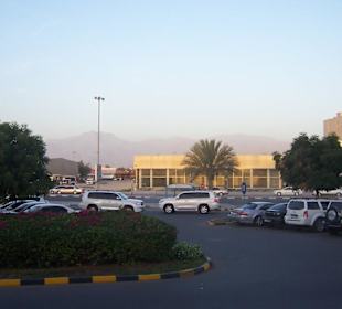 Kleiner Parkplatz vor der Manar Mall