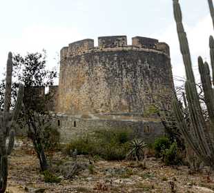 Blick auf den Rundturm des Fort Beekenburg