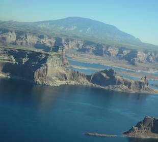 Blick vom Flugzeug auf den Stausee