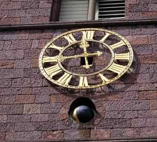 Turmuhr und Mondphasenanzeiger der Kirche