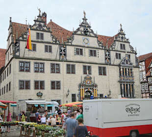 Marktgeschehen vor dem Rathaus