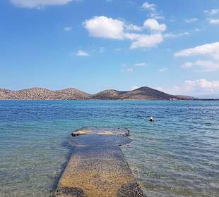 Kiesstrand mit kristallklarem Wasser