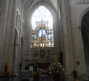 Altar und gläserne Malereien