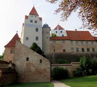Außenansicht mit Burgmauer 
