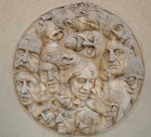 Gesichter an der Hauswand