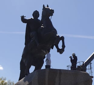Doroczne mycie pomnika Piotra I