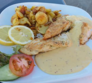 Zum Abendessen bzw.  Absacker beim Strandhaus Döse