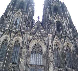 Der riesige Kölner Dom