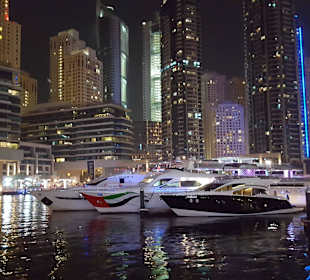 Dubai Marina @night unweit vom Hotel