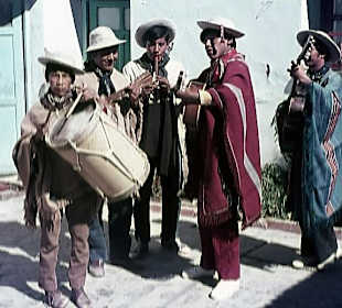 Die Indio-Musiker vor dem Restaurant