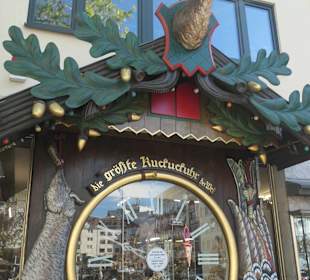 In Wiesbaden bei der großen Kuckucksuhr