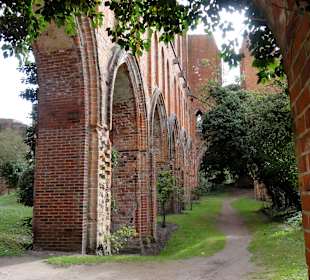 Spaziergang durch die Mauerreste des Klosters