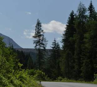 Man nähert sich der Staumauer auf 2.100 m Höhe