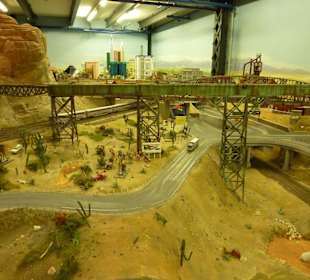 Stehende Autos in der Wüste