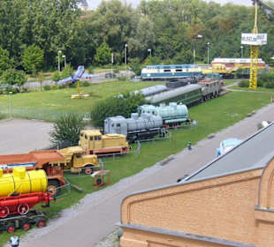 Diverse Fahrzeuge aller Zeitepochen