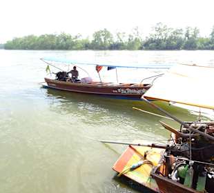 Mit dem Longtailboot zum Amphawa Floating Markt