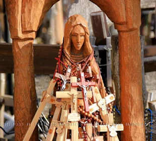 Weitere Kruzifixe und Kreuze, hier mit Madonna.