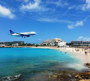 Flugzeug über dem Strand