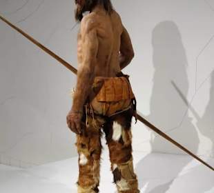 Rekonstruktion des Gletscherfundes "Ötzi"