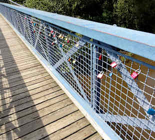 Liebesschlösser am Geländer der Brücke