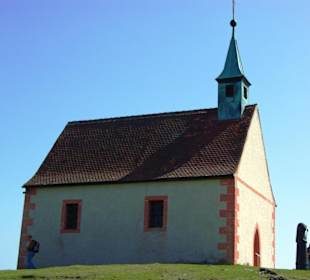 Ganz oben die kleine Kirche