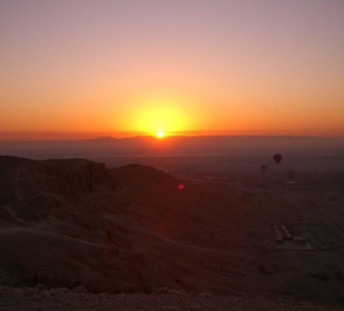 Sonnenaufgang über Deir El Bahari