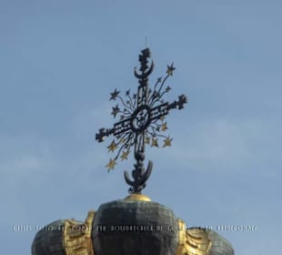 Das Kreuz auf der Krone des Turms der Kuppel