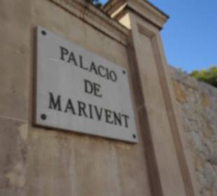 Schild an der Mauer - Eingang zum Park 