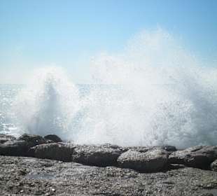 Vorsicht nass! - auf der  Hafenmauer