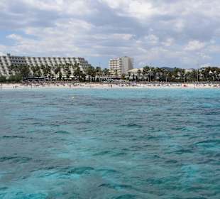 Wunderschönes Wasser bei der Boots- Küstenfahrt